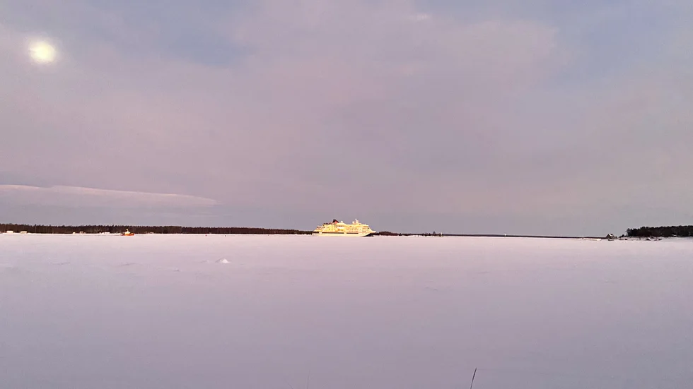 Lyxkryssaren Hanseatic Spirit lämnar Luleå för denna gång.