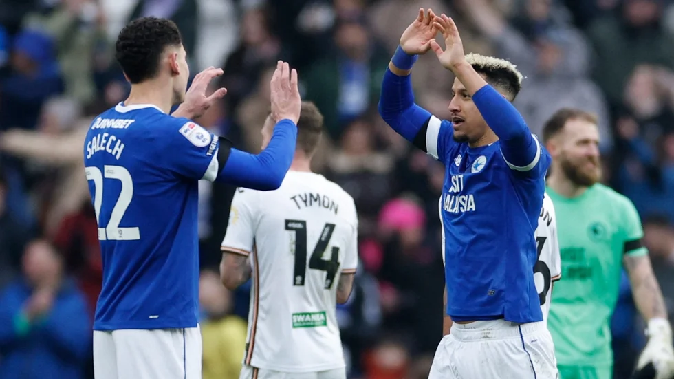 Siriusförsäljningen Yousef Salech debuterar för Cardiff när han ersätter tvåmålsskytten Callum Robinson.