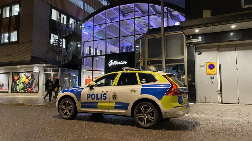Polisen på plats vid Gallerian.