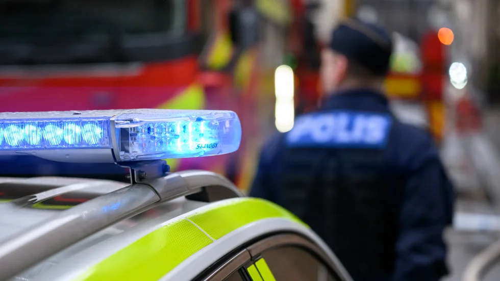 Polis och räddningstjänst larmades om trafikolycka i Borensberg. En man i 20-årsåldern som befann sig på platsen är nu misstänkt för misshandel och hot mot tjänsteman. 