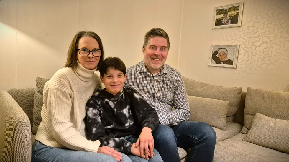 Familjen Leijon, Mio och hans föräldrar Sara och Linus, i Vimmerby brukar fira namnsdagar. "Lite mysigt, och nu ska vi ta i lite extra", lovar Linus.
