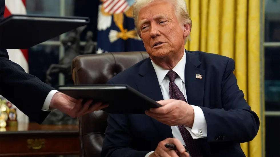 President Donald Trump skriver under en drös ordrar i Ovala rummet i Vita huset.