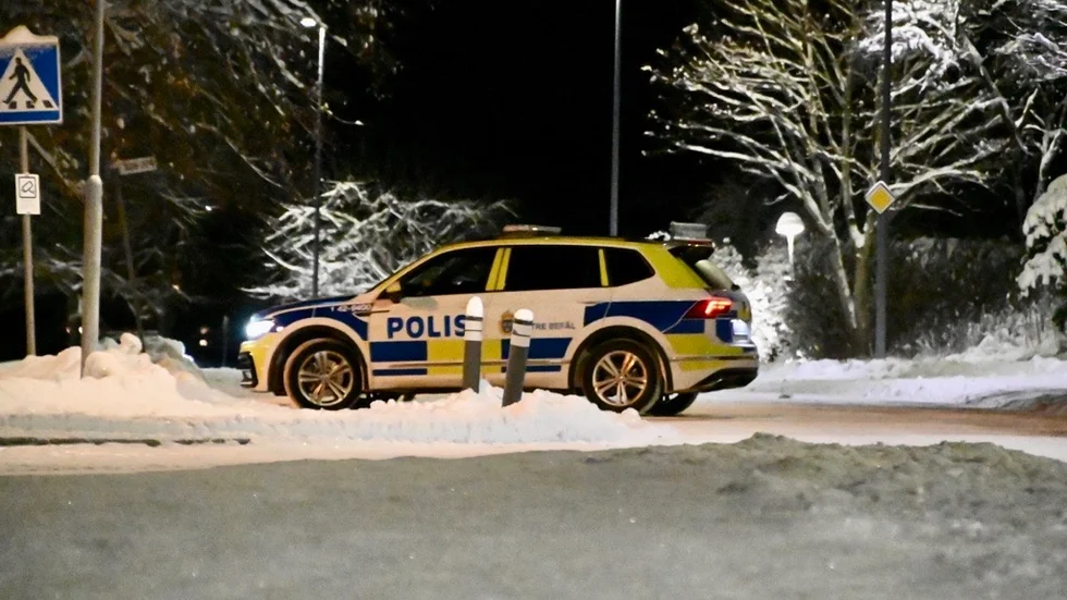 Åtminstone fyra polispatruller sökte efter den misstänkta personen runt om i Ryd under fredagskvällen.