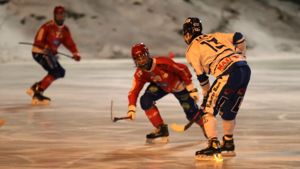 Olle Lindgren i IFK Motala mot Finspång i fredags. IFK föll med 2-4. Matchen mot Målilla på måndagen ställdes in på grund av vädret. Spelas i februari i stället.