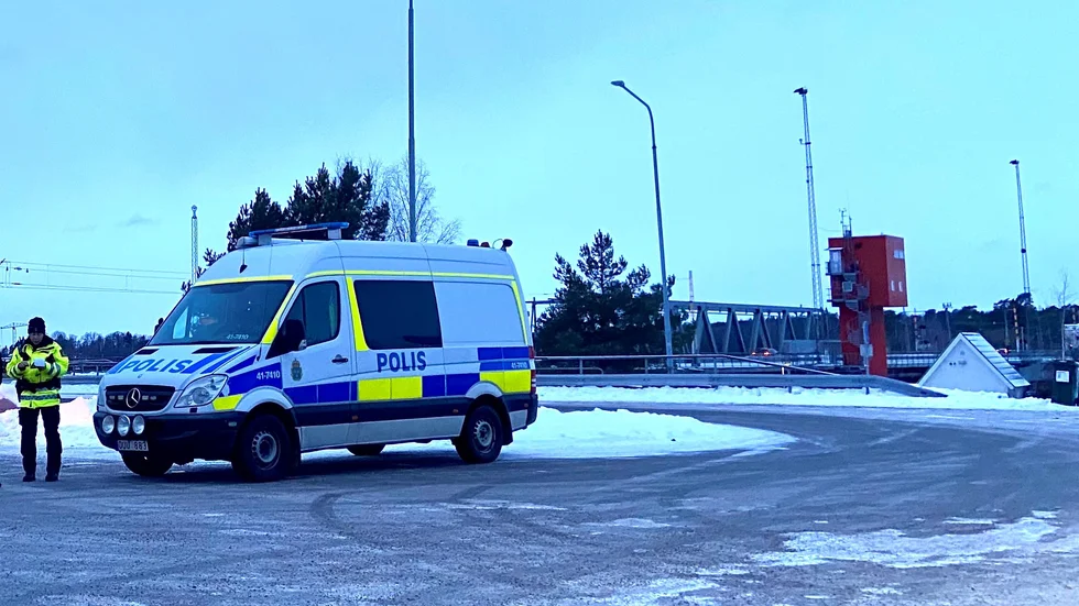 Polis på plats vid Kvicksundsbron efter måndagens singelolycka.