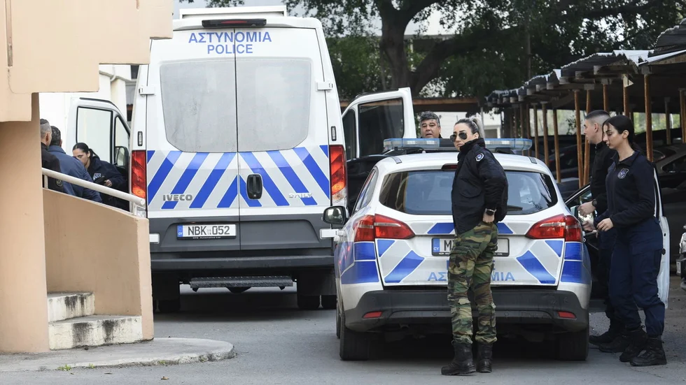 Polisfordon anländer till Larnaca district court.