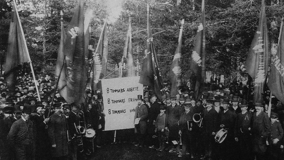 Första maj-demonstration i Sundsvall 1890. Kravet på åtta timmars arbetsdag fanns hos arbetarrörelsen redan från början. Den infördes 1917, mer än 100 år sedan. Det är hög tid för en ny arbetstidsförkortning som matchar dagens samhälle. (Arkivbild)