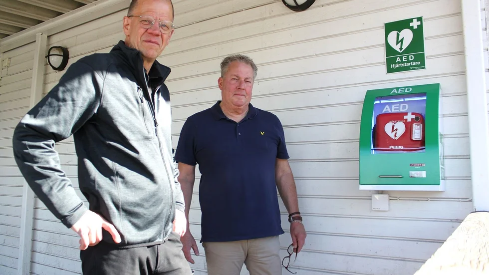 Vimmerbys senaste hjärtstartare finns på plats vid Tempo på Storgatan 61. "En tidigare vit fläck på kartan", säger Thomas Swärd, Vimmerby Handel, t h. Butikens ägare Björn Johansson tycker det känns bra att startaren kommit på plats. 