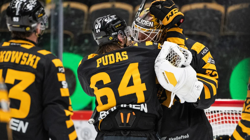 Jonathan Pudas och Linus Söderström efter segern mot Leksand.