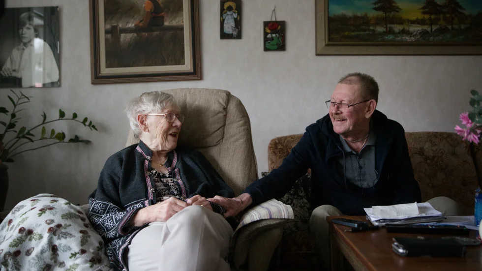 Eira Svensson var biträde på sjukhuset och var på plats när Lars Ljungberg fick ett armeringsjärn genom huvudet. 66 år senare träffades de igen. När de nu träffats menar de att de känner att de har ett band till varandra.
 