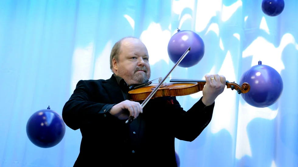Artisten Kalle Moraeus är konferencier på folkmusikfesten i Uppsala.