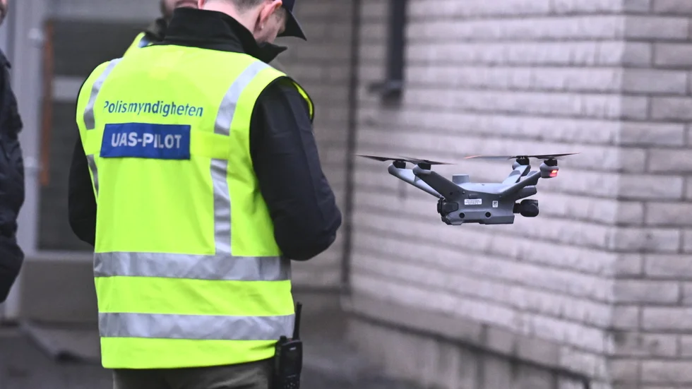En av polisens drönarpiloter i samband med insatsen efter explosionen i Bagarmossen i södra Stockholm på tisdagsmorgonen.
