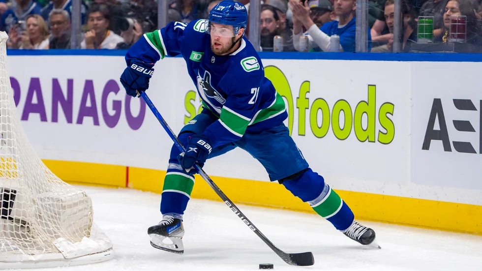 Nils Höglander har skrivit på ett nytt treårskontrakt i Vancouver Canucks. Det nya kontraktet är värt ungefär 93 miljoner kronor.