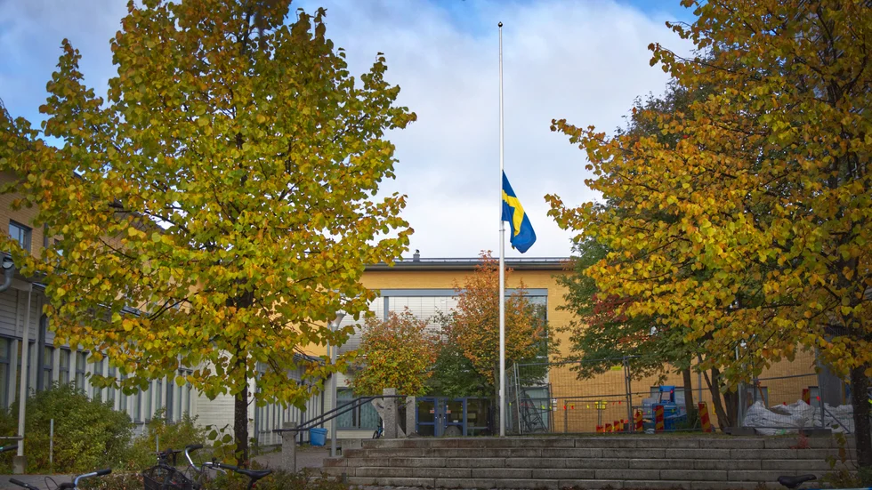 På måndagen vajade flaggan på halvstång vid Luleå gymnasieskola.