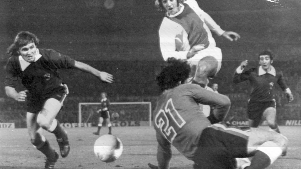 Johan Neeskens, mitten, gör mål för sitt Ajax. Arkivbild.
