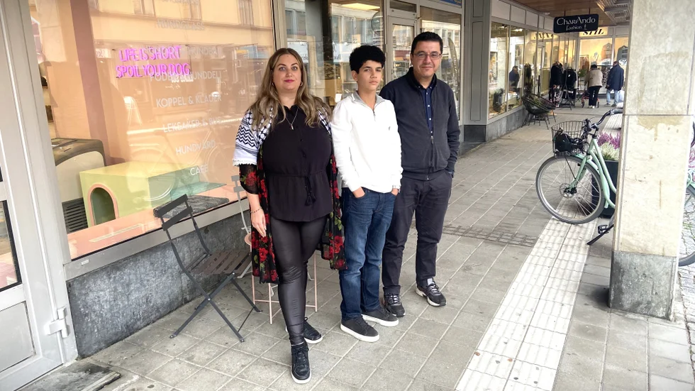 Nada Lindberg, Nour Sahli och Sami Abu Sultan har alla olika kopplingar till Palestina och de går i demonstrationståget i Slottsbacken varje lördag. 