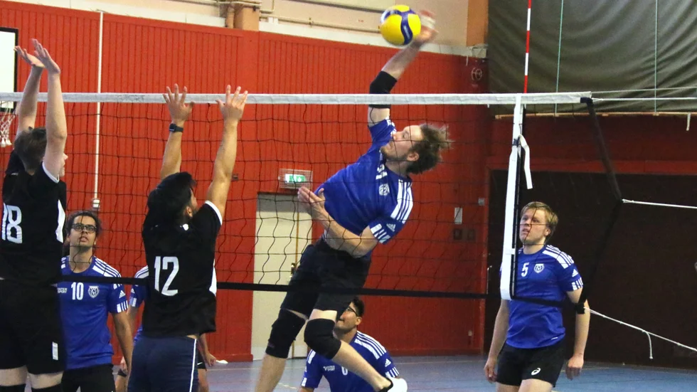 Smash av David Öberg (21), i bakgrunden syns Samuel Melander (10) och Herman Holmström (5).