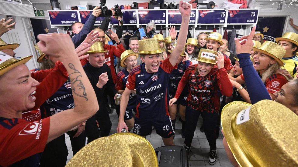 Rosengårds spelare firar SM-guldet i omklädningsrummet på Malmö IP.