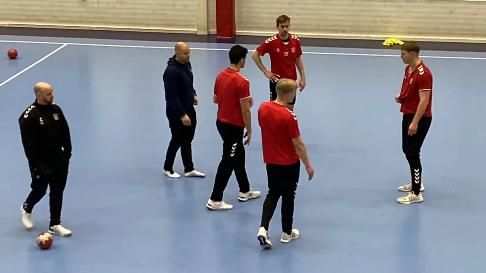 Guifs tränarduo på plats.