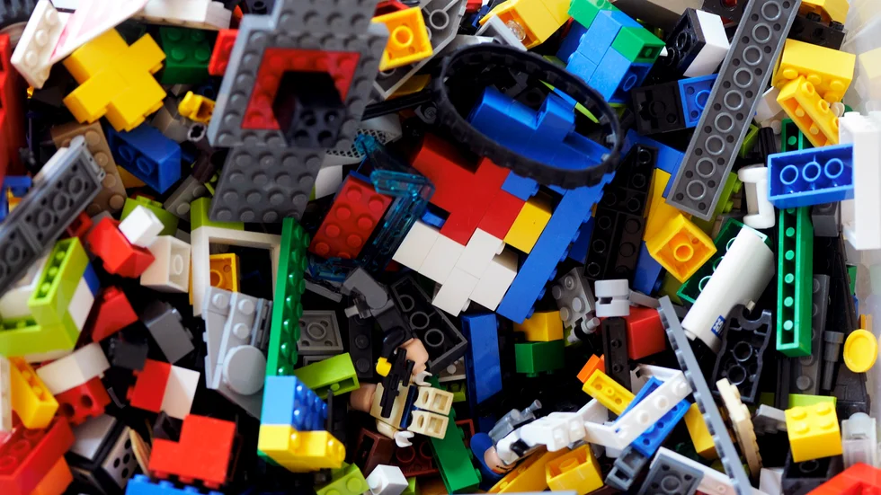 Medieplattformen X stämmer nu den danska leksakstillverkaren Lego. Arkivbild