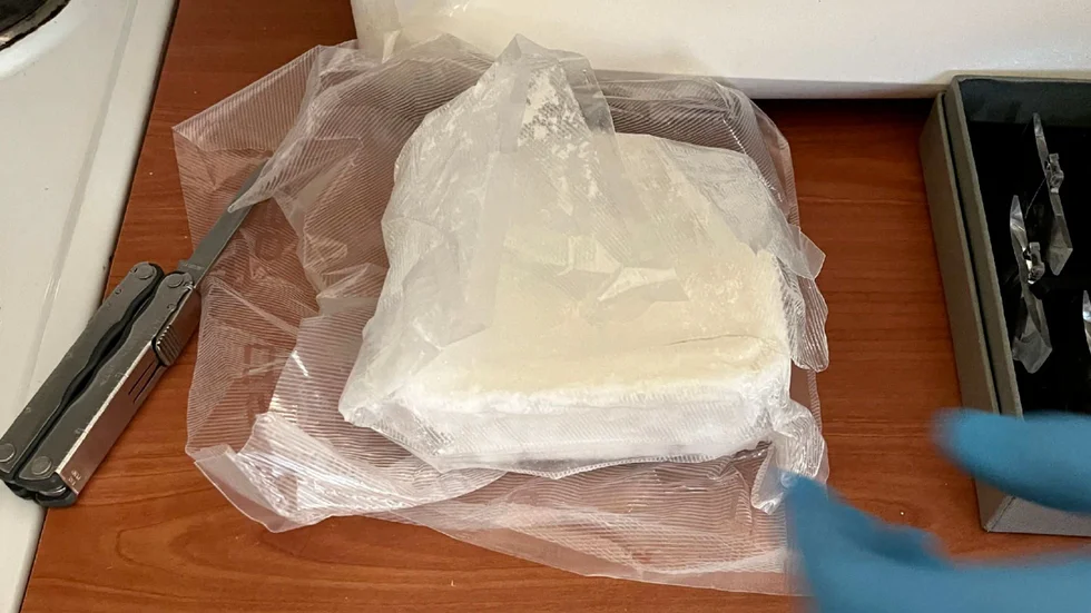 I frysen i en lägenhet i Vasatsen hittade polisen en större mängd amfetamin. (Bilden är hämtad ur förundersökningen.)