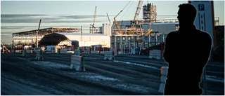 Drama på Stegras industriområde – väktare påkörd av misstänkt