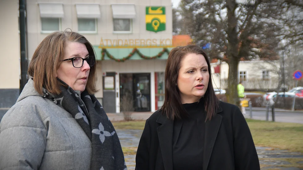 Anna Nilsson och Emmelie Rexhell har barn i samma klass i årskurs sex på Alléskolan. Nu lyfter de tillsammans flera problem: täta lärarbyten, dåligt bemötande, brist på information och kommunikation. De ställer nu politiken till svars: "Barnen får inte rätt förutsättningar att klara skolans mål och betygen", säger de. 