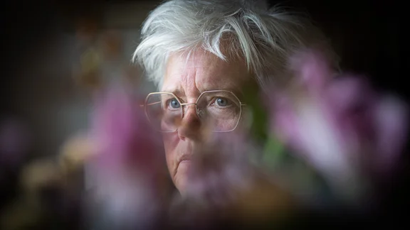 Dövblinda Evelinas mamma om kampen: "Det har gjort mig sjuk"