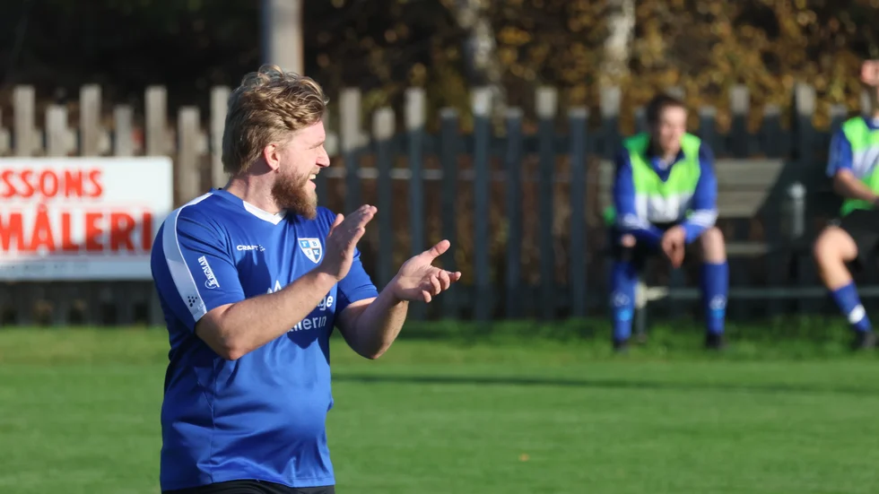 Frödinges Kim Johansson manar på sitt manskap. Laget fick en friplats till division fem inför den kommande säsongen. På lördag går de in i Smålandscupen mot IFK Tuna.