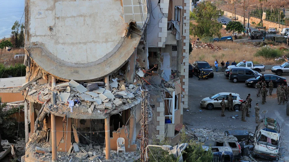 En byggnad som förstörts i en israelisk attack i staden Barja i Libanon på lördagen.