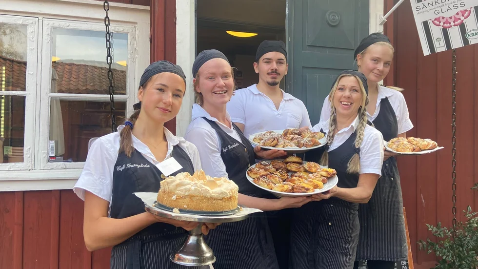 På Grassagårdens café laddar personalen stort inför Strängnäs marknad. Från höger: Lovis Löndahl, Kim Overgaard Pedersen, Rasmus Pettersson, Magdalena Bettoschi och Saga Andersen.