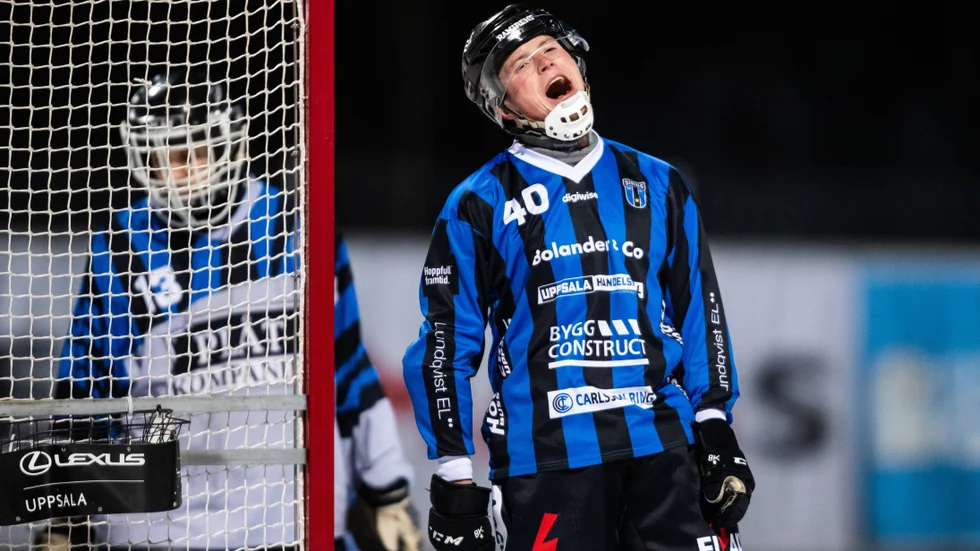 Siriusspelaren Sune Gustafsson, här i en match mot Villa i fjol, hörde när det knäckte till i axelpartiet. Nu väntar han på en tid hos en ortoped i Uppsala.