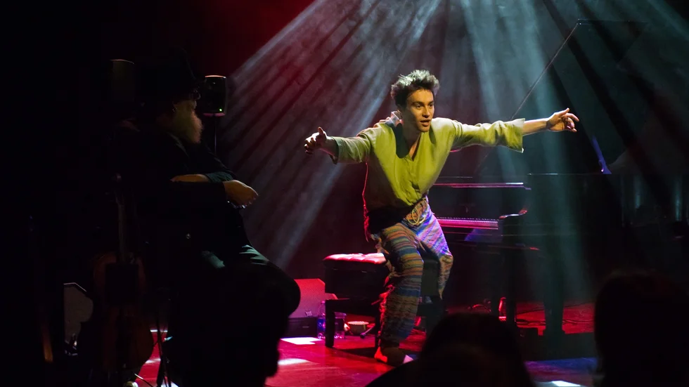Uppsaladuon Väsen hade bjudit in världsstjärnan Jacob Collier till Reginateatern i Uppsala. Fem av fem kajor, enligt UNT:s recensent.