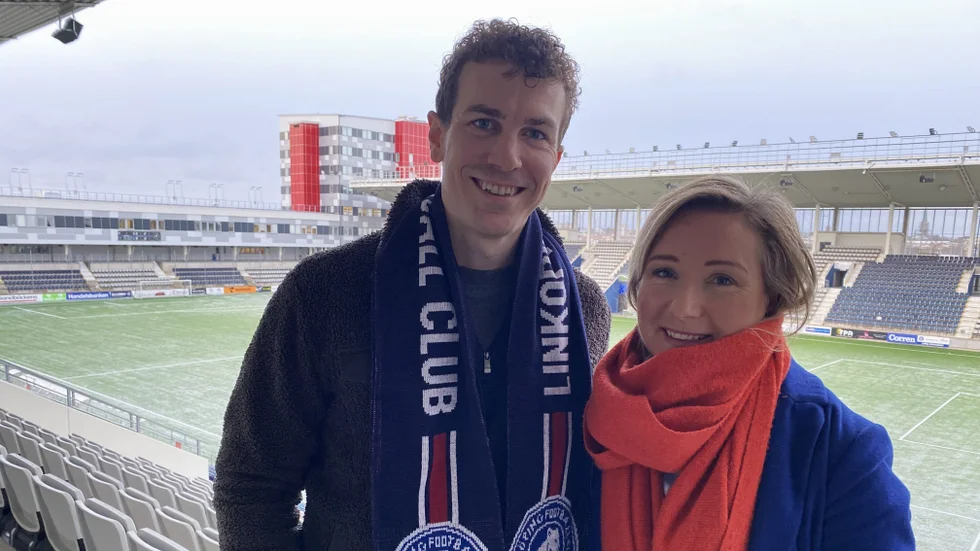 Eric Cohen-Peckham på besök hos Linköping FC och ordföranden Maria Hagström. Planen är att investera många miljoner i svensk damfotboll.