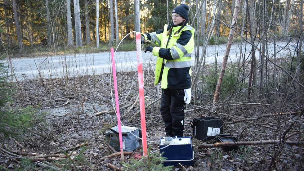 Louise Vikman, utredare på WSP, ställer i ordning för provtagning. Grundvattnet finns någon meter ner i det rosa röret. 