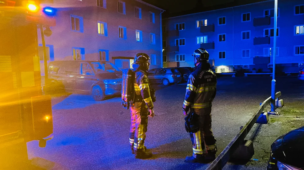 Räddningstjänsten larmades vid 21.40-tiden på onsdagskvällen om röklukt i ett flerfamiljshus i Enköping.