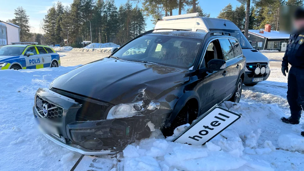 Vansinnesfärden tog slut i en korsning i centrala Vuollerim, där den berusade föraren körde av vägen i hög hastighet.