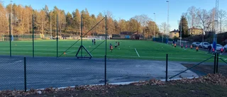 Nya konstgräsplanen invigd – men en grej saknas