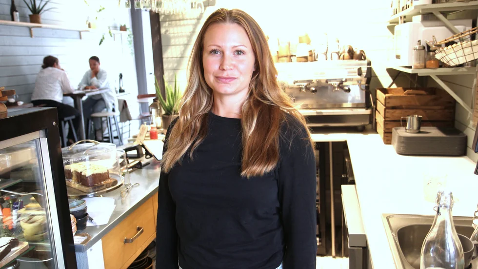 Maya Arfvidson (MP) kräver svar på hur regionen hanterar ärendet gällande de giftiga fyllnadsmassorna som använts på flera vägar vid Hästnäs. 