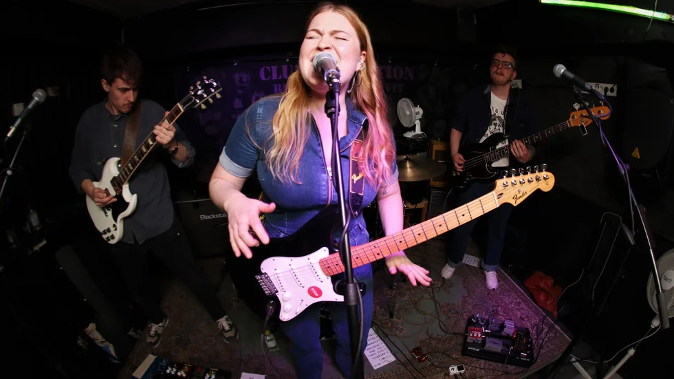 Ebba Bergkvist & The Flat Tire Band kommer till Västervik på lördag. Besökarna kan förvänta sig en energisk, kul och spontan rock-konsert, enligt frontpersonen Ebba Bergkvist.