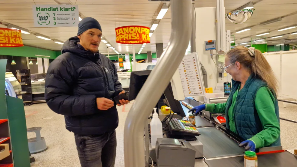 Hampus Lindblom var sista kunden någonsin i den gamla Coop-butiken. Christine Vennström tog emot i kassan. "Det var ju lite oväntat, men kul ändå", säger Hampus Lindblom.