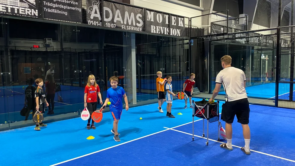 Fokus på bollen. Padelladan i Sjökumla arrangerar barnträning varje lördag. Här slås det forehand och backhand under överinseende av tränaren Olle Josefsson. "Viktigt att springa och röra sig mycket", säger tränaren.
