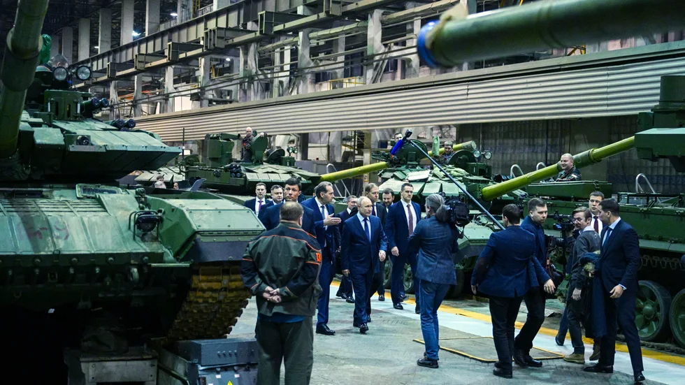 Rysslands president Vladimir Putin på besök i en vapenfabrik i Nizjnij Tagil i Uralbergen i februari. Arkivbild.