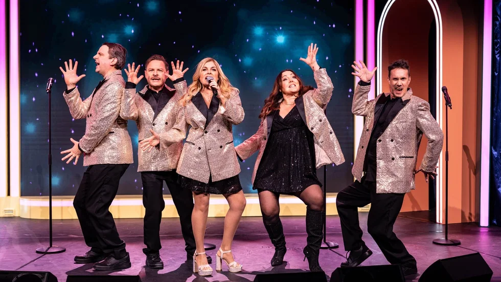 Under söndagskvällen gästade showen "Happy Ending" med Pernilla Wahlgren Eskilstuna och Volvo CE Arena. 