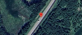 Stillastående personbil på E4 – stopp i ett körfält