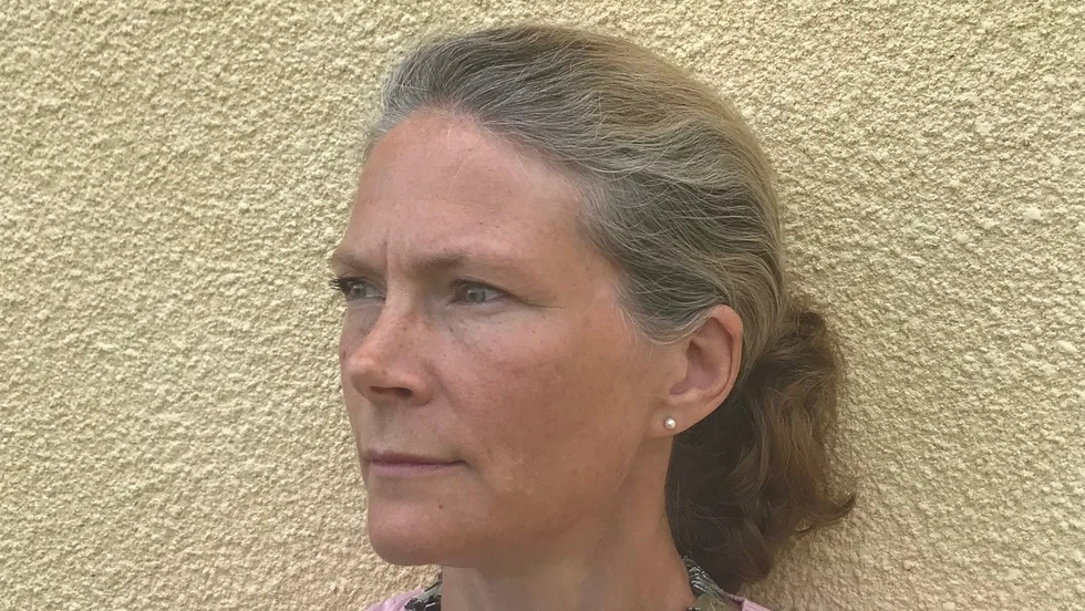 Helena D'Arcy har svårt att begripa varför skolbussarna var inställda under måndagen på grund av ishalka. "Här finns ju inte en fläck", säger hon.
