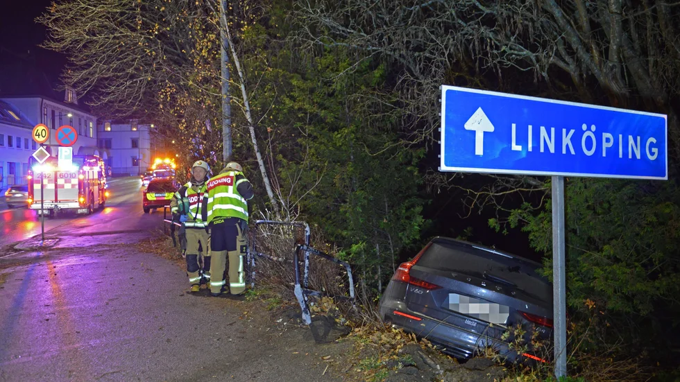 Efter att ha kört genom rondellen fortsatte bilen genom träd och buskar intill vägen och ner i en trädgård.