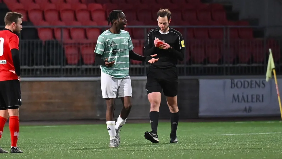 Morön BK:s Abdul Jusu fick rött kort i kvalmatchen mot Skogså, men utan att själv veta varför. Nu berättar han för Norran om utvisningen. ”Jag tycker det är ett felbeslut”, säger 18-åringen.