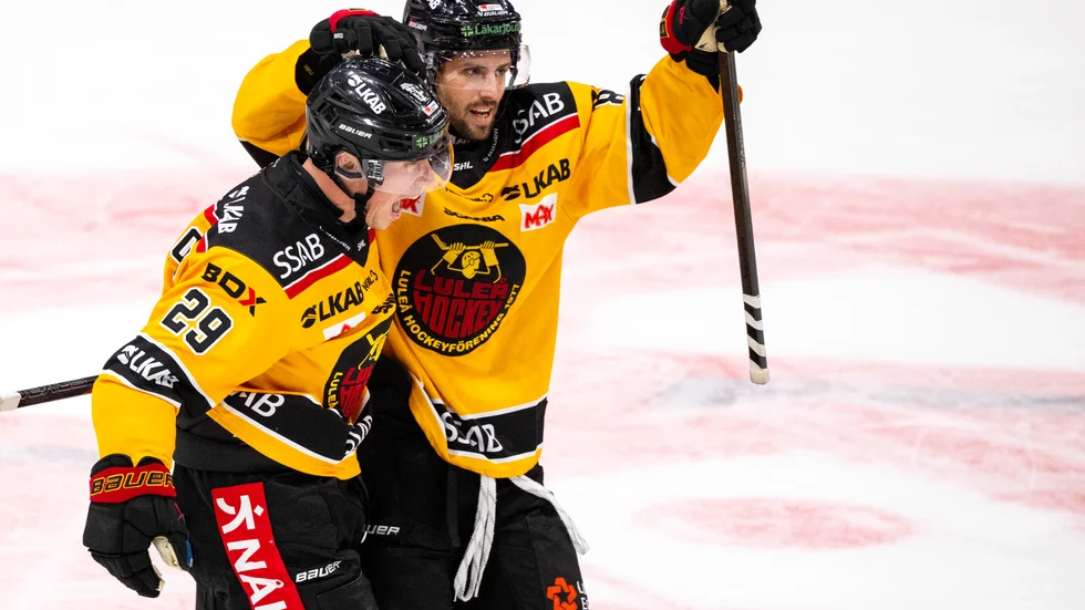 Luleås Erik Gustafsson och Mathias Bromé jublar efter kaptenens sena kvittering som tog matchen mot Färjestad till förlängning.
