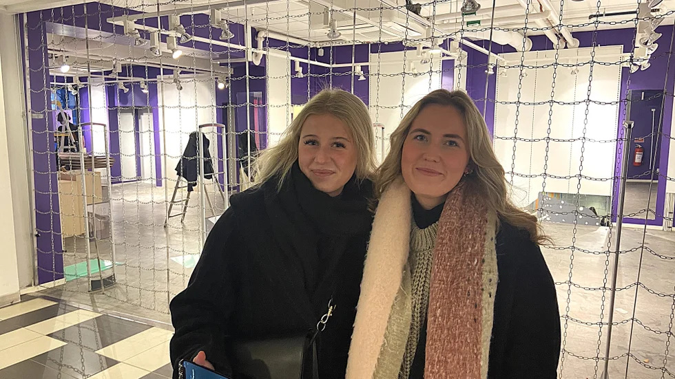 Elvira Schei och Sanna Vigälv tycker att det blir bra med en ny väskbutik i Strand. Utbudet är inte särskilt stort i Luleå sedan Rizzo lade ner i april.